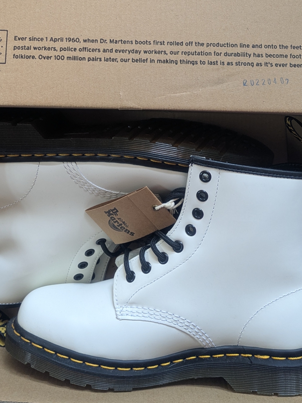 NIB & NWT Dr Martens 1460 White Smooth Leather 8-Eye Boots; Women Sz. 8, EU 39